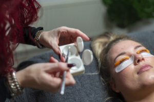 Romana van beauty & wellness romana bezig met een lash lift behandeling