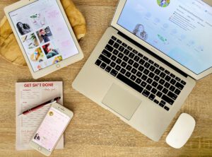 Flat lay laptop beauty & wellness romana